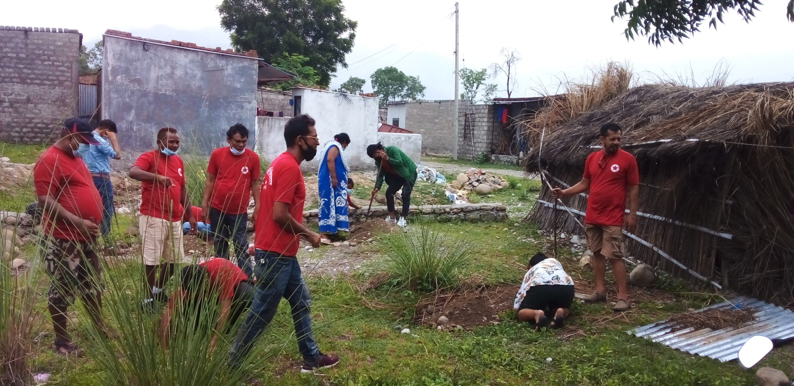 सापकोटा दम्पतीको घर निर्माण गर्दै युवा संगठन