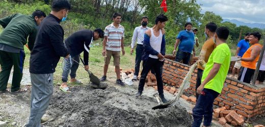 नेकपा दाङका नेता–कार्यकर्ता प्रतीक्षालय निर्माणमा व्यस्त