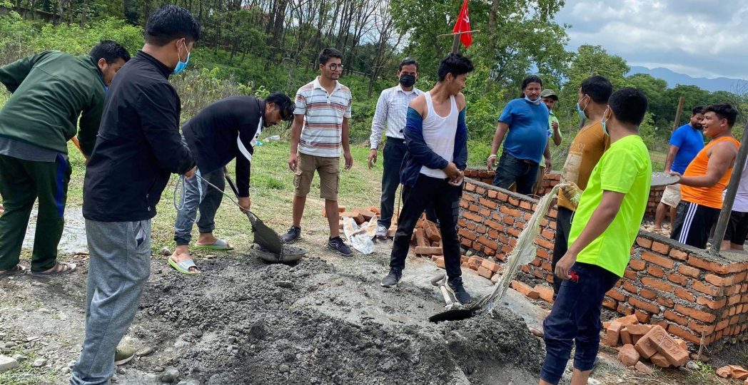 नेकपा दाङका नेता–कार्यकर्ता प्रतीक्षालय निर्माणमा व्यस्त