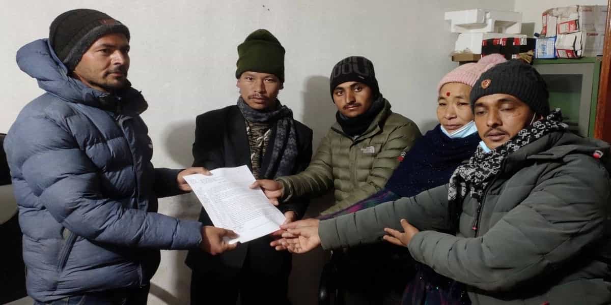 अखिल नेपाल शिक्षक संगठन थबाङले ८ बुँदे माग राख्दै बुझायो ज्ञापनपत्र