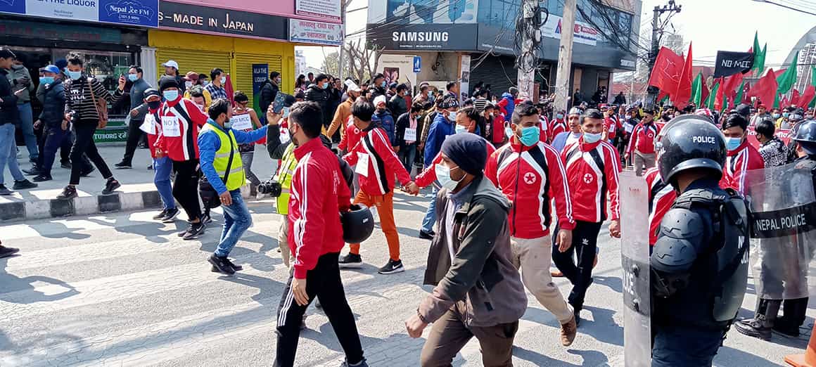 काठमाडौँमा प्रहरीको घेरा तोड्दै प्रदर्शन, बानेश्वरमा राजनीतिक दलका नेताको सम्बोधन सुरु